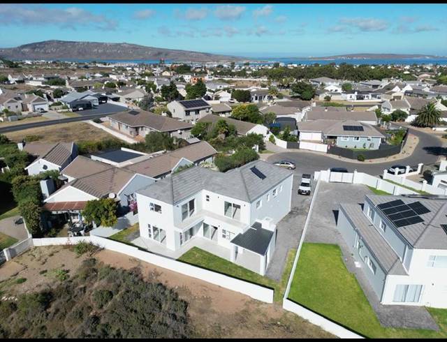 4 BEDROOM HOUSE FOR SALE IN COUNTRY CLUB